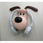 מתלה אוזניות לקיר גרומיט