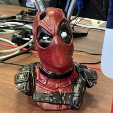 מעמד לעטים ועפרונות דדפול