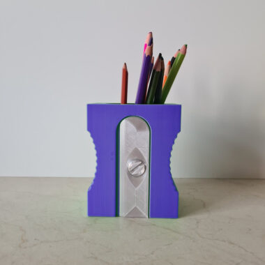 מעמד לעטים ועפרונות בצורת מחדד עיפרון