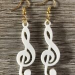 זוג עגילים בצורת תו מוזיקה