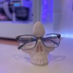 מעמד למשקפיים בצורת גולגולת