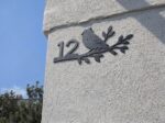שלט לבית בהתאמה אישת 2026